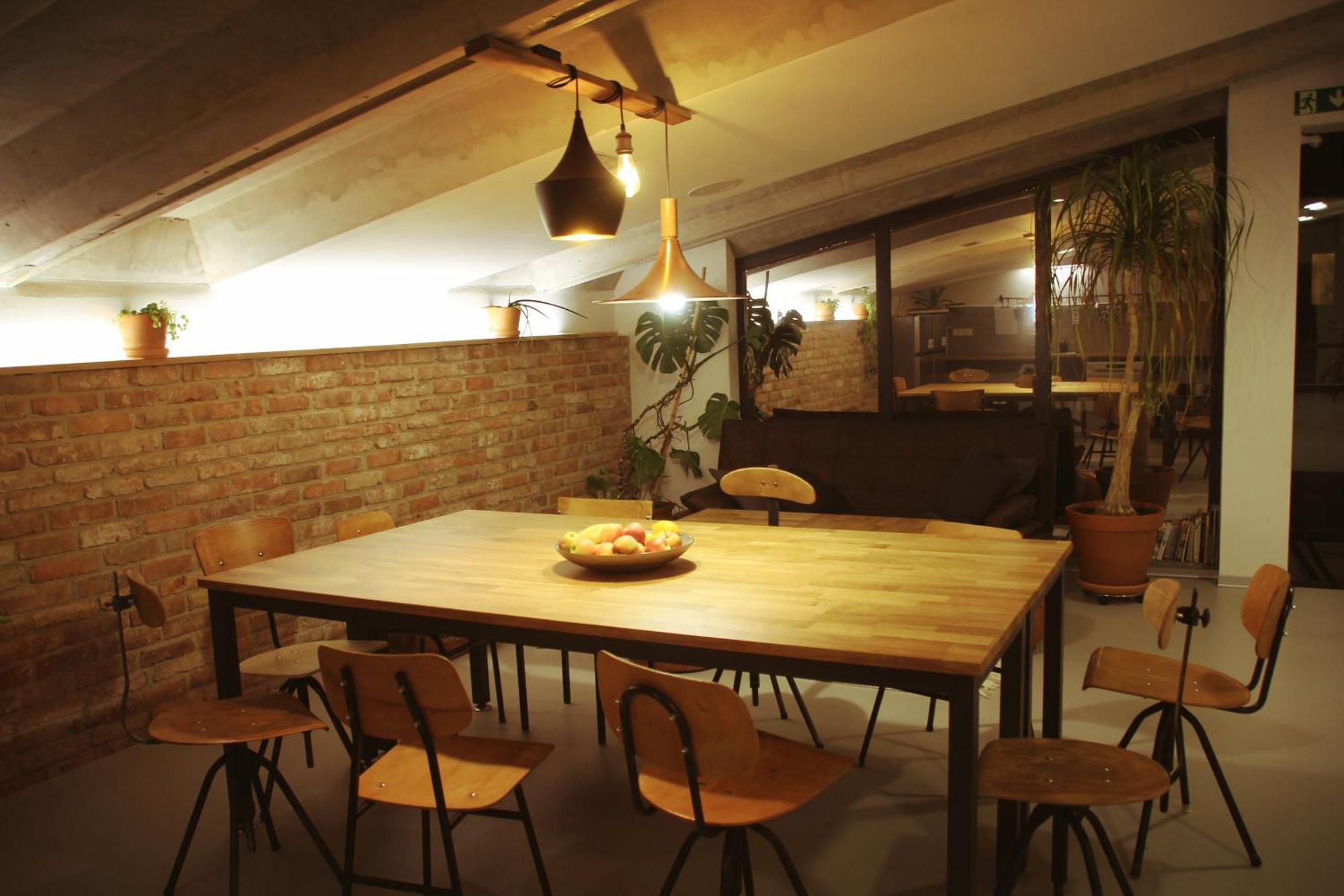 Garage Hostel Nova Gorica Bagian luar foto